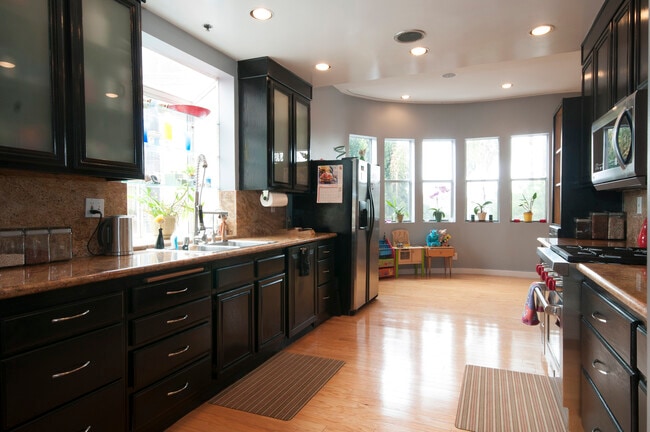 Foto del edificio - 7121 Hillside Ave