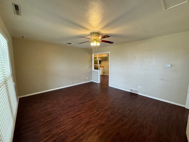Building Photo - Cozy Home in Midwest City!