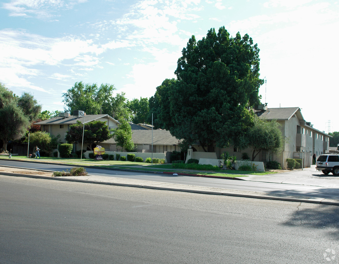 Building Photo - Las Flores Apartments