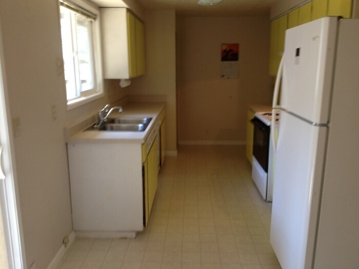 Building Photo - Thurston Area Duplex w/ garage & wood stove