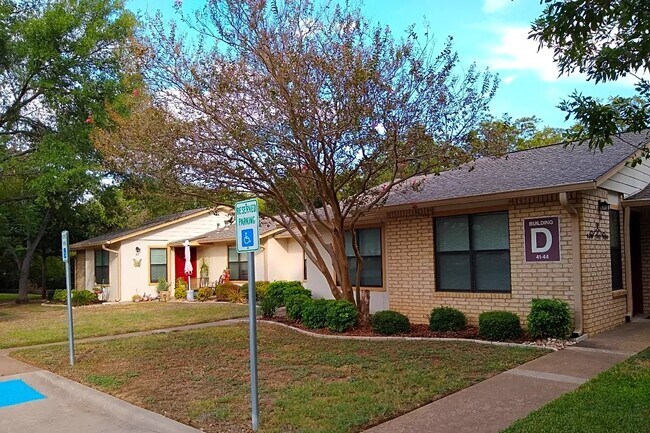 Foto del edificio - 1001 Pecan Valley Dr