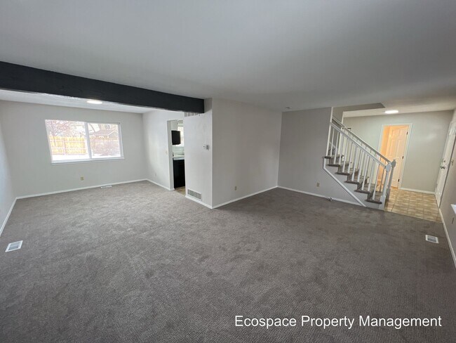 Building Photo - Four Bedroom House in the Smoky Hill neigh...