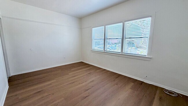 Foto del edificio - 3896-3896 Logan Ave