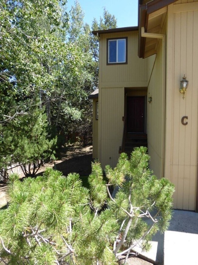 Building Photo - 1133 NE Hidden Valley Dr