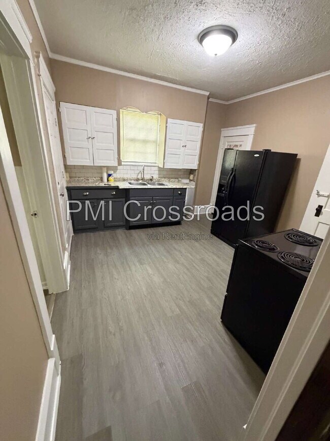 Foto del edificio - 932 Roslyn Ave SW