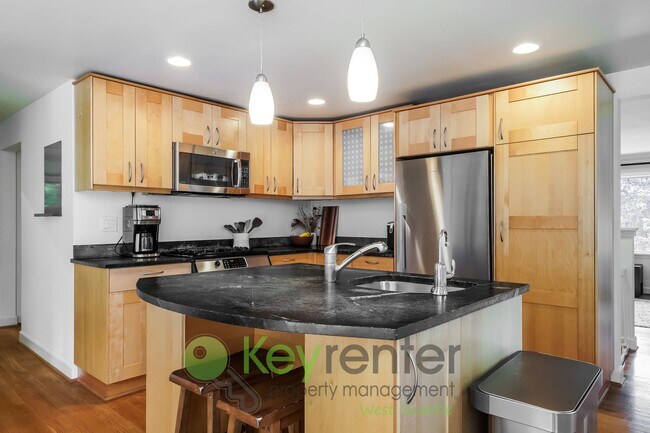 Building Photo - Your West Seattle Retreat – Hot Tub, Firep...
