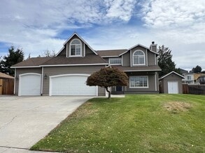 Building Photo - 2422 Highlandview Dr