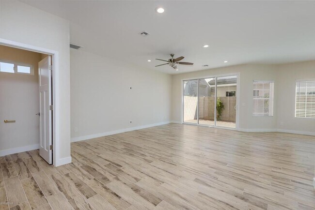 Foto del edificio - 3240 E Pinchot Ave