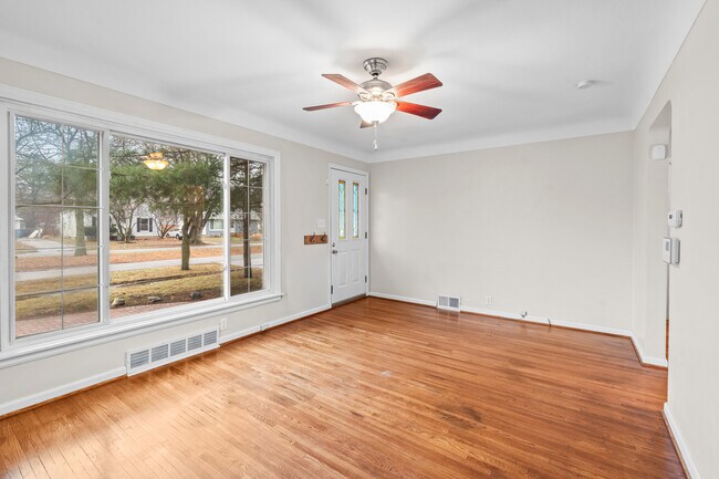 Foto del edificio - 511 Continental Blvd