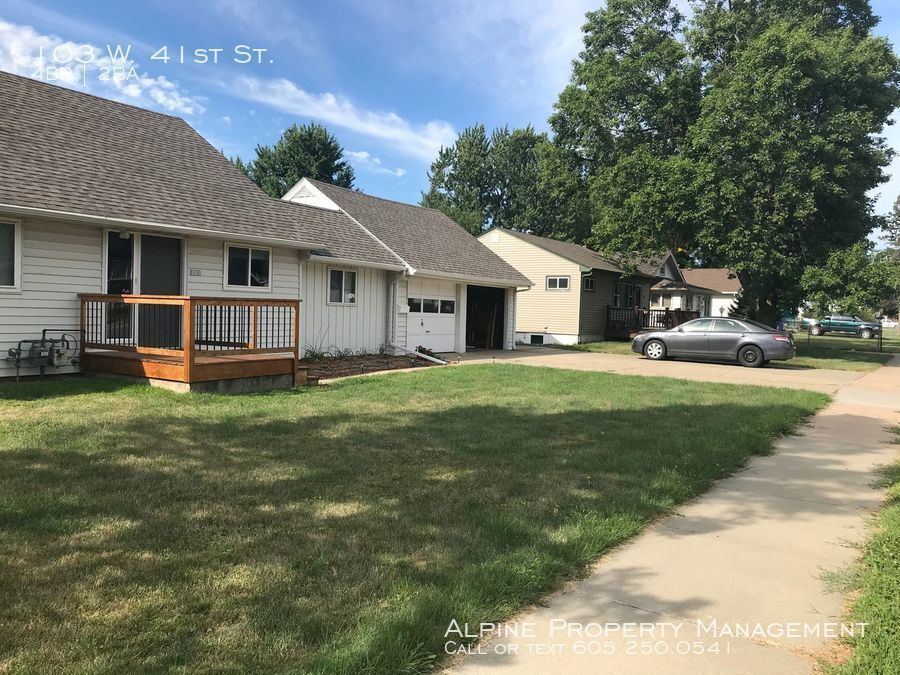 Primary Photo - 4 Bed/2 Bath Home with 2 Car Garage!