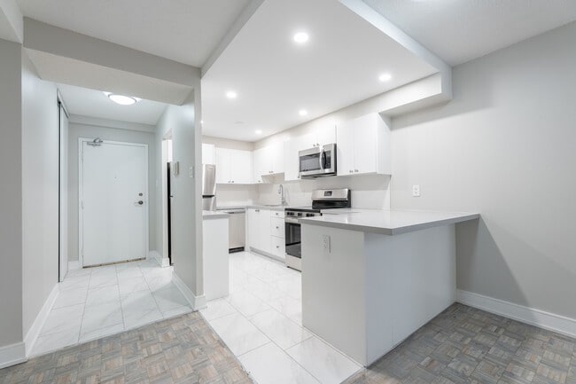 Building Photo - 3575 Kaneff Crescent