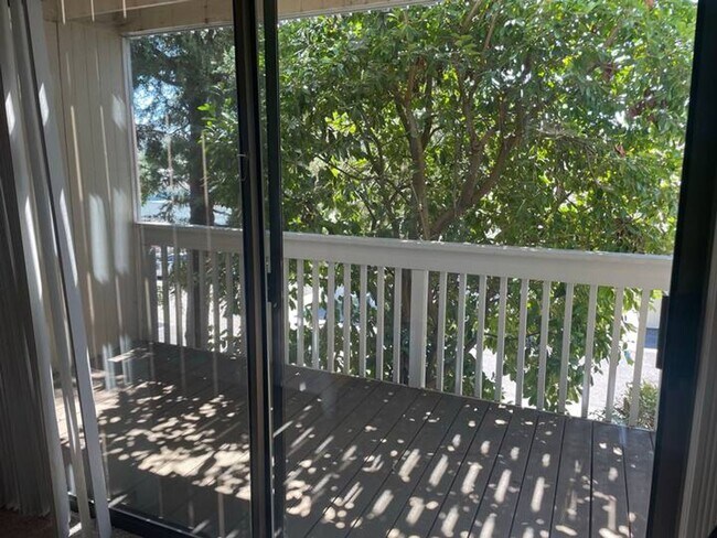 Building Photo - Luxurious Executive Rental with Stunning V...