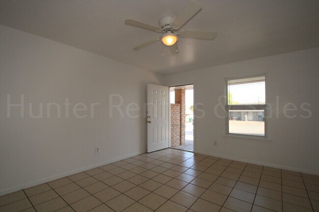 Building Photo - 404 Justin Ln