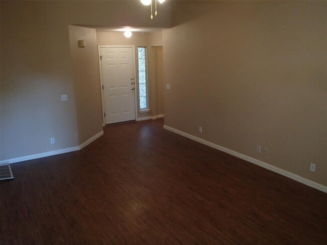 Building Photo - 208 Juniper Dr