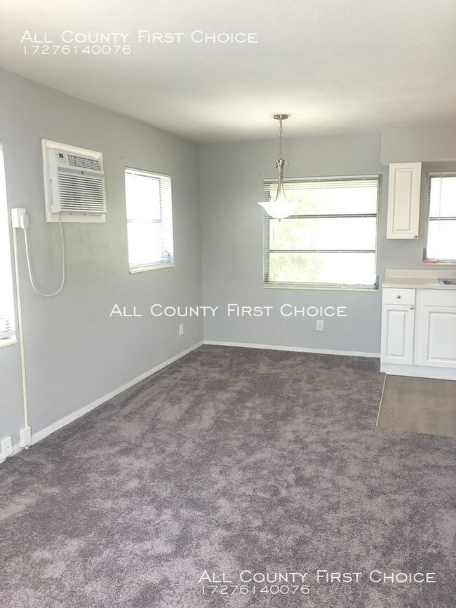 Foto del edificio - Updated one bedroom garage apartment