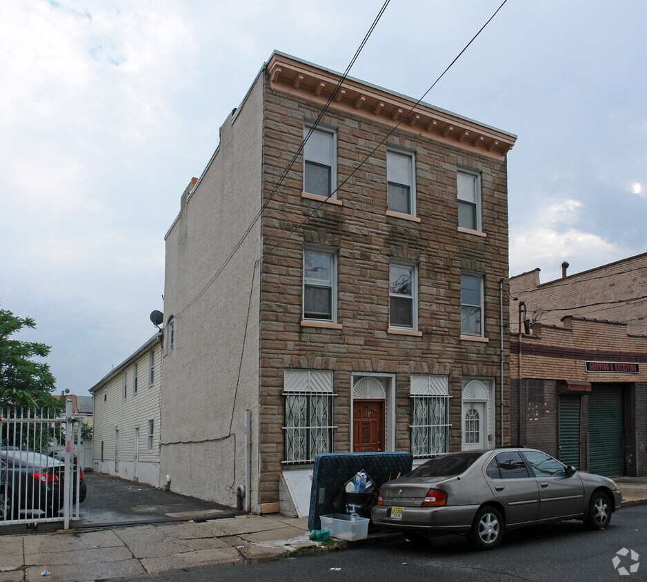 Primary Photo - 62 Elm St