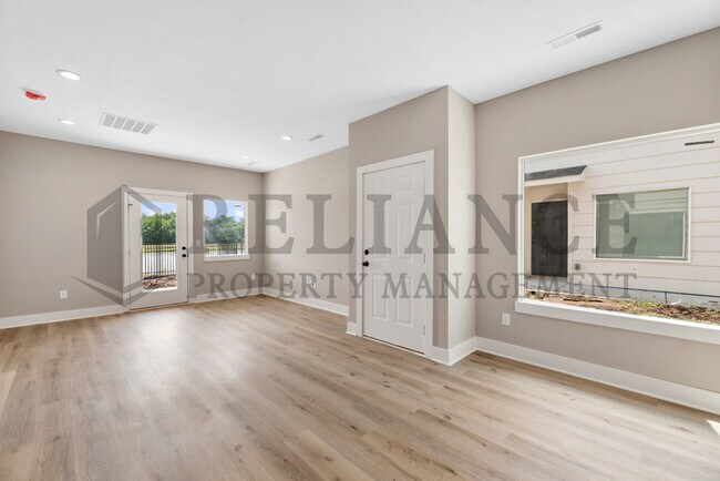 Foto del edificio - 6826 White Pine