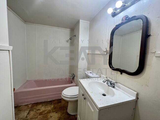 Building Photo - 2 Bedroom, 1 Bathroom House is Available Now!