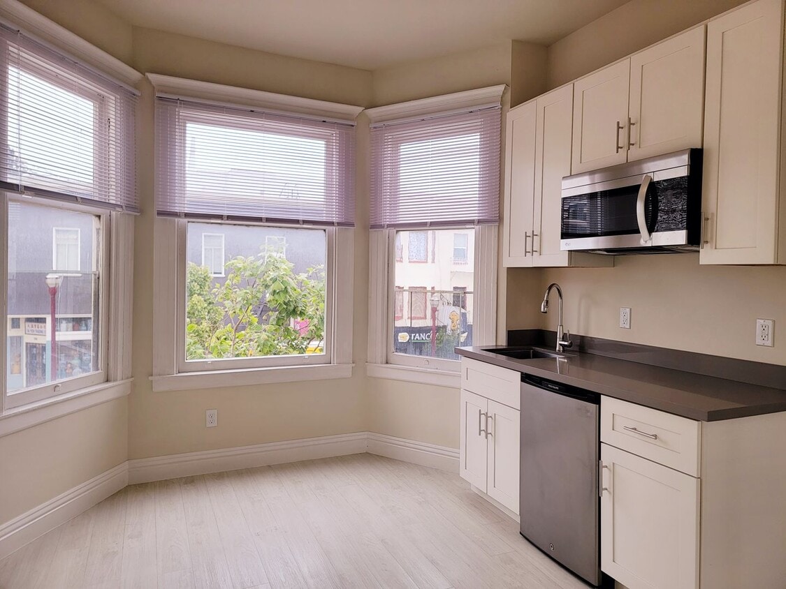 Primary Photo - Broadwell, LLC (Broadway-Powell)