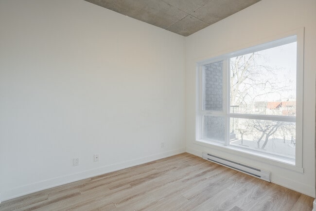 Building Photo - 2929 VICTORIA