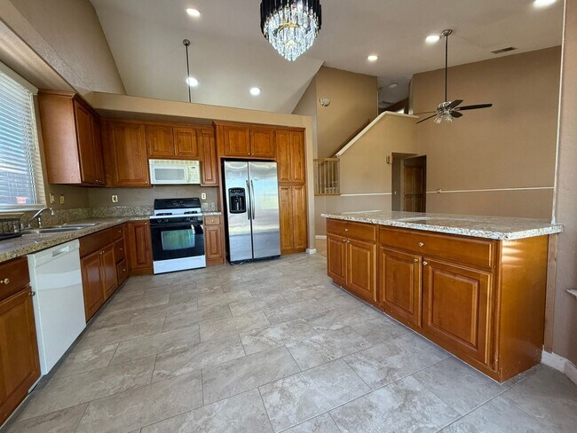 Foto del edificio - AVAILABLE NOW! Come view this 5 Bedroom single family home in Rocklin!