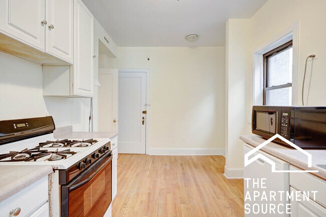 Building Photo - 531 W Briar Pl