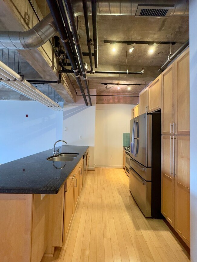 Foto del edificio - Stunning Industrial-Contemporary One Bedroom Condo- Parking included!