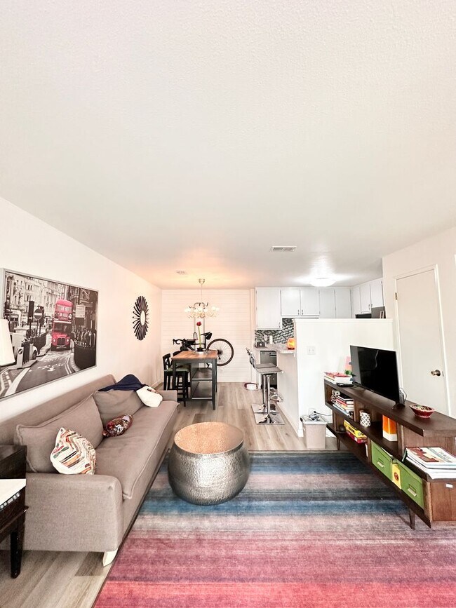 Building Photo - One bedroom townhome