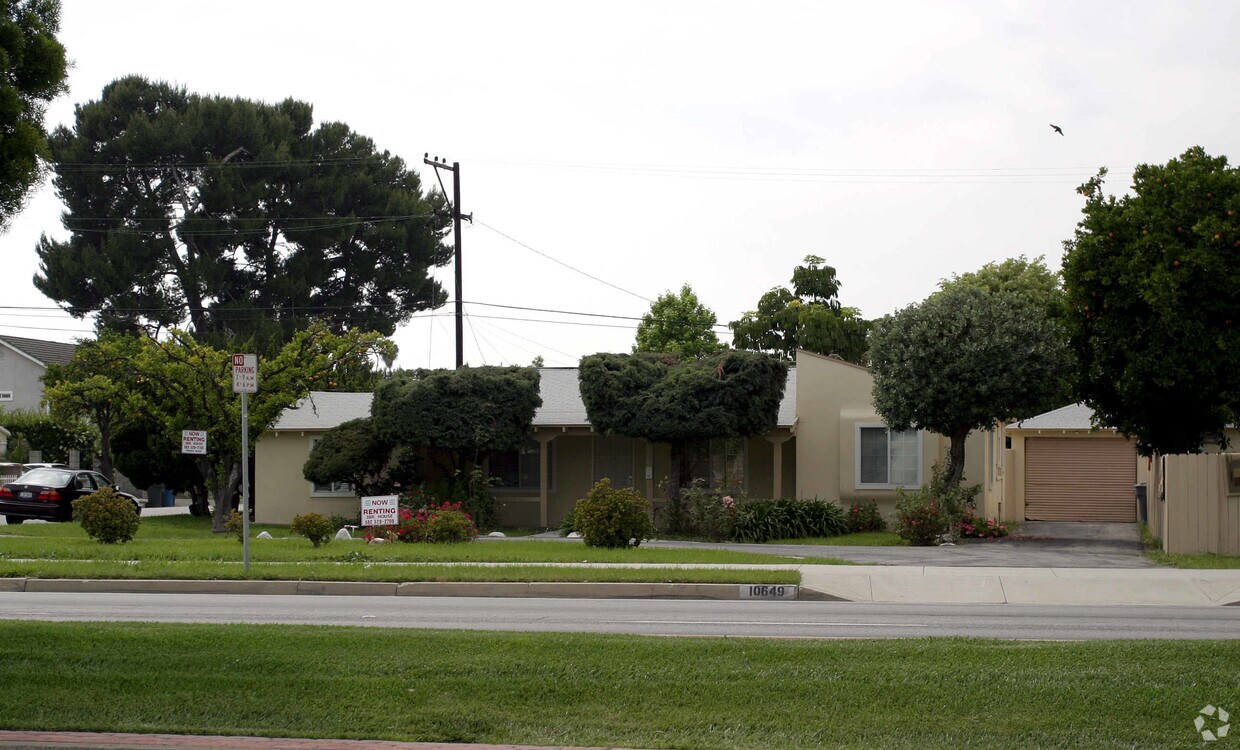 Foto principal - 10641-10649 Lakewood Blvd