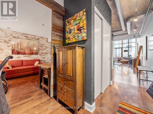 Photo du bâtiment - 43 Hanna Ave