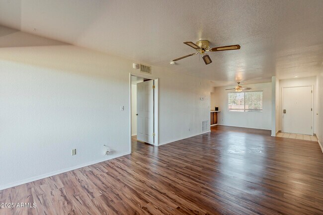 Building Photo - 4303 E Cactus Rd