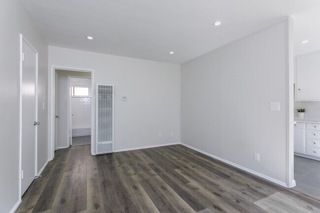 Building Photo - 502 Orange Ave