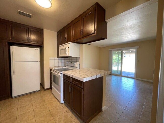 Building Photo - Great Arden Manor Home Located in San Juan...