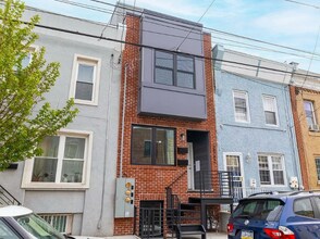 Building Photo - 2342 Moore St