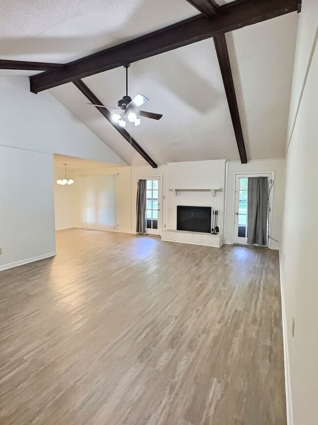 Building Photo - Charming 3-Bedroom Home in Fort Bayou Esta...