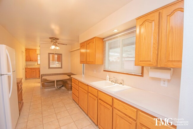 Building Photo - Beautiful Three Bedroom in Great Camas Nei...
