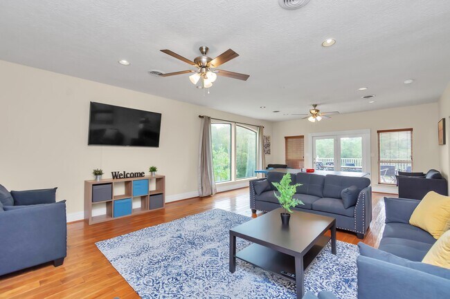 Foto del edificio - 1730 Lakeshore Dr