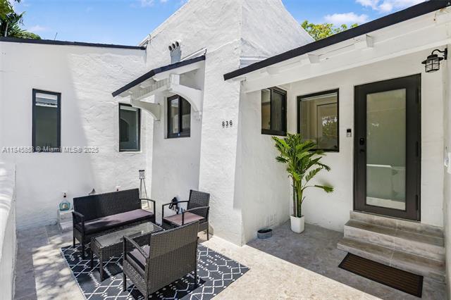 Foto del edificio - 836 NE 82nd St