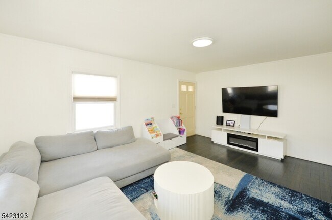 Foto del edificio - 483 Mt Prospect Ave