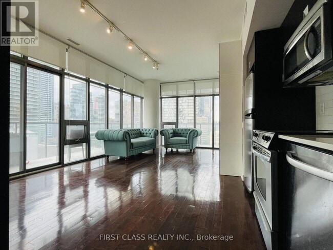 Building Photo - 33 Charles St E