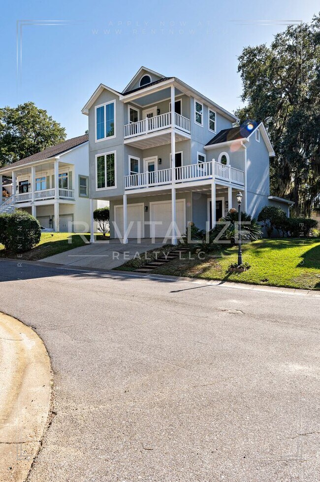 Foto del edificio - Charming 3-Level Home with Water Access in...