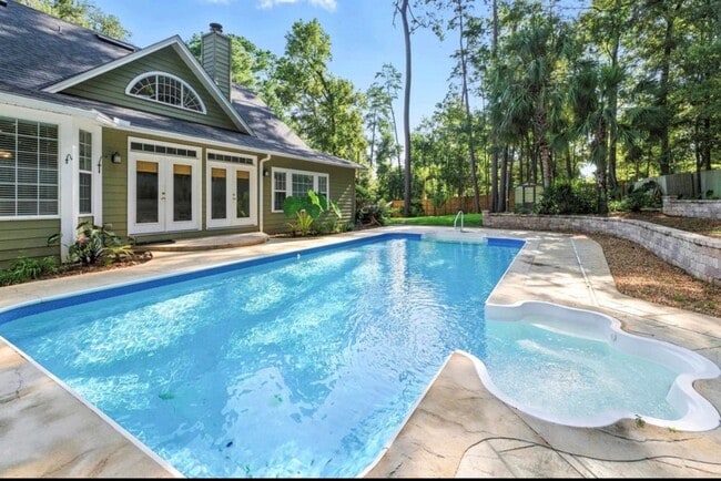Foto del edificio - The Perfect Tallahassee 4 BR Family Home with Pool, Porch & Privacy