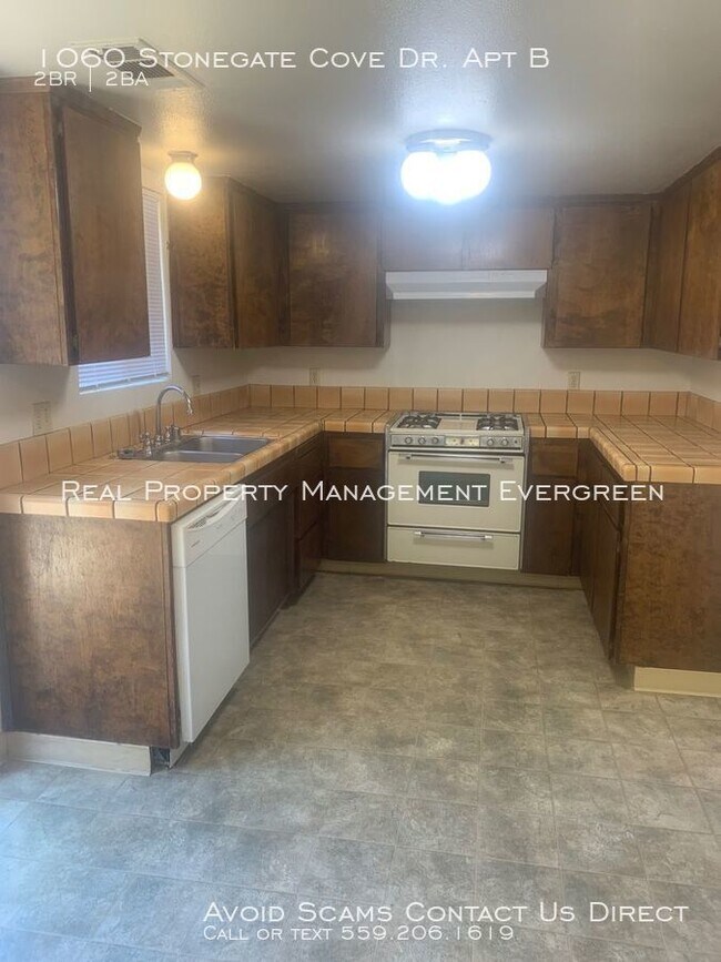 Building Photo - 1060 Stonegate Cove Dr