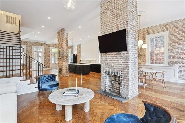 Building Photo - 810 Bourbon St