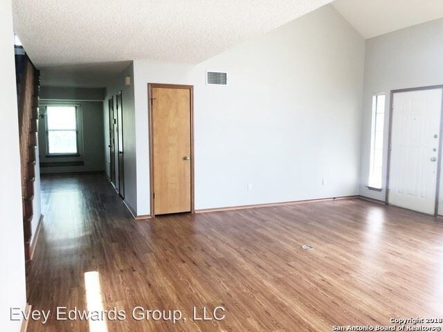Building Photo - 4 br, 2.5 bath House - 3725 Hillside