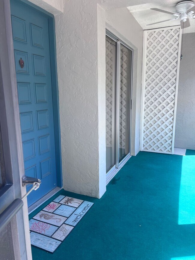Foto del edificio - SMALL DOG ALLOWED!  PINEBROOK LAKE CLUB CONDO.
