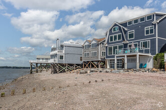 Building Photo - 2131 Fairfield Beach Rd