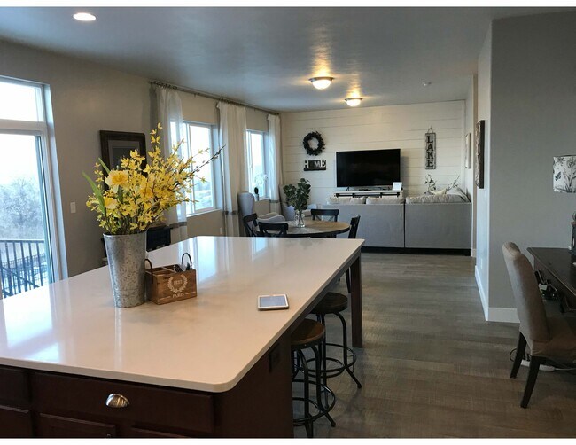 Foto del edificio - 2672 S Shorewood Dr