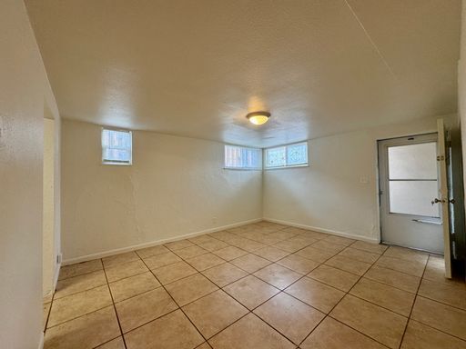 Building Photo - Large 2 Bedroom 1 Bath Unit Available NOW!!