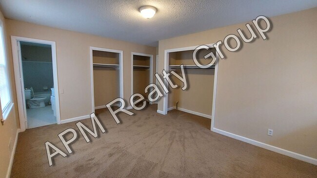 Foto del edificio - Large home in Southeast Columbia